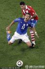 意大利1-1巴拉圭　吉拉迪诺被铲飞