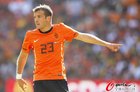 图文：荷兰2-0丹麦 范德法特指挥队友