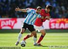 图文：阿根廷VS韩国 马斯切拉诺保护足球