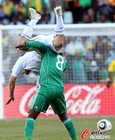 图文：希腊2-1尼日利亚 雅库布熊抱对手