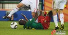 图文：喀麦隆1-2丹麦 韦伯摔倒
