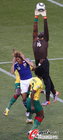 图文：日本VS喀麦隆 苏莱曼诺跳起接球