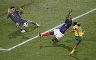 图文：法国1-2南非 沙巴拉拉拔脚怒射