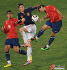 图文：智利1-2西班牙 托雷斯遭夹防
