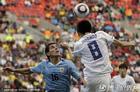 图文：乌拉圭VS韩国 金正友头球解围