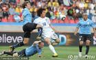图文：乌拉圭VS韩国 朴周永以一敌二