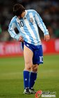 图文：阿根廷3-1墨西哥 梅西检查大腿
