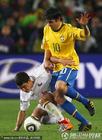 图文：巴西3-0智利 卡卡遭遇拦截