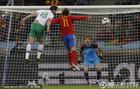 图文：西班牙VS葡萄牙 阿尔梅达顶球