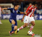 图文：巴拉圭VS日本 长友佑都防守