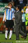 2010南非世界杯，阿根廷惨败于德国，老马安慰海因策