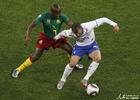 图文：喀麦隆VS荷兰 范德法特试图突破对手
