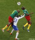 图文：喀麦隆VS荷兰 范德法特不及对手